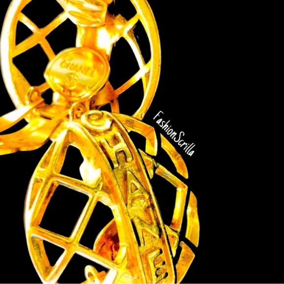 CHANEL Vintage 1980’s Gold Caged Clip on earrings - Picture 13 of 16